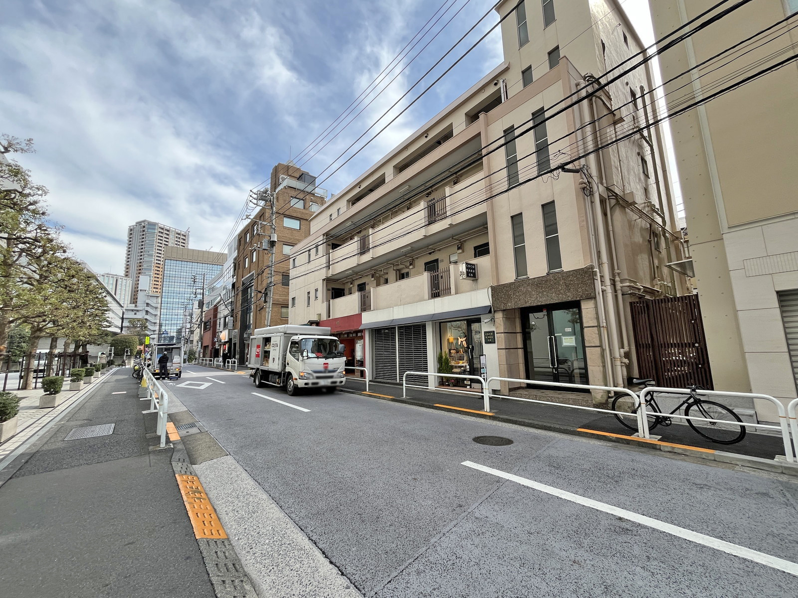 神楽坂AKビル前面通り