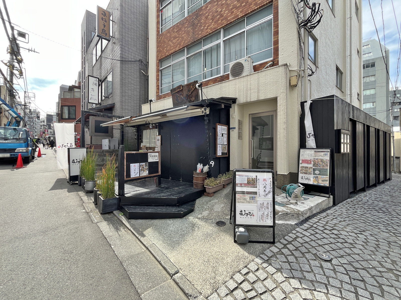 付近には飲食店が充実