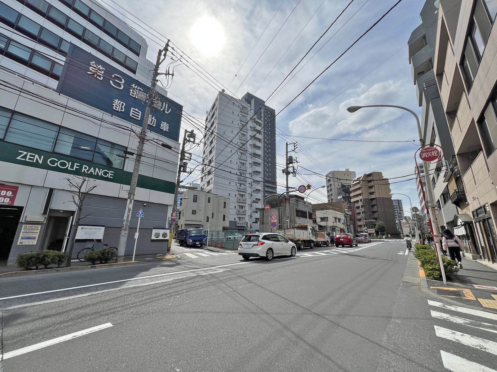 第3都ビル前面の大久保通り