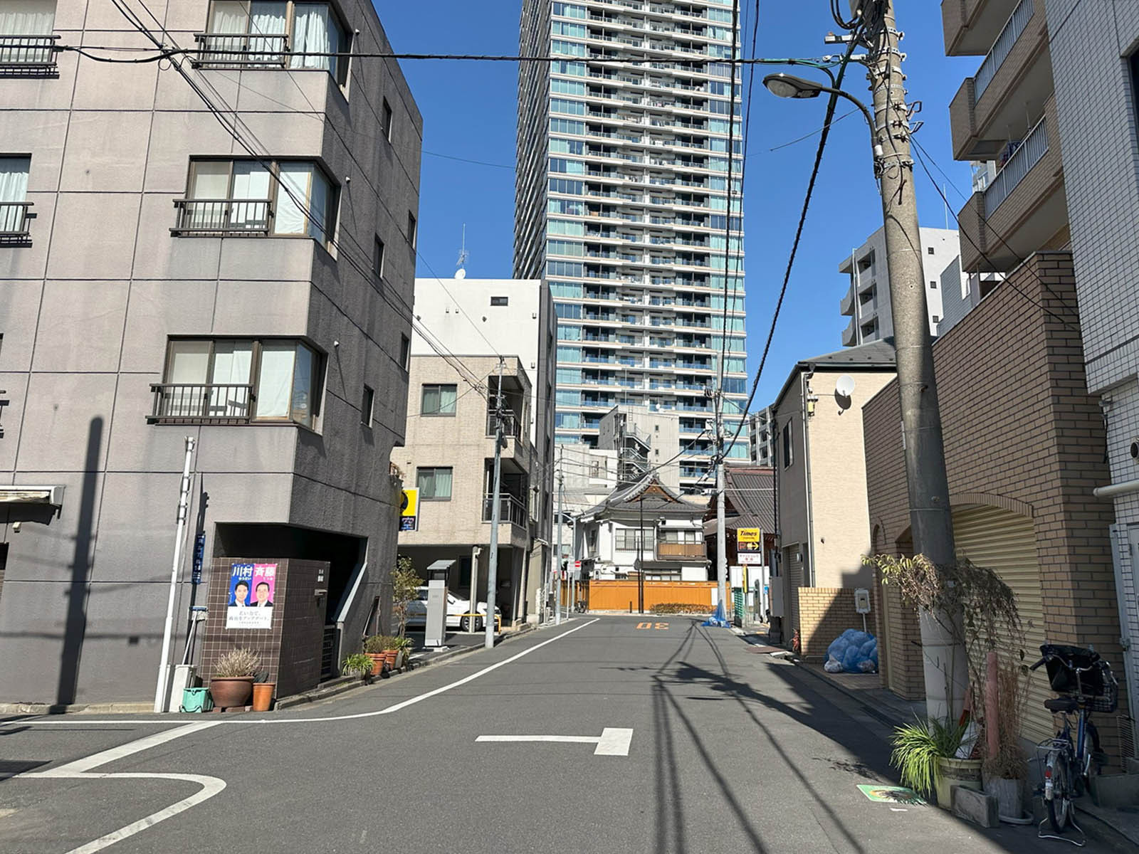 辻幸山之内ビル前面の通り
