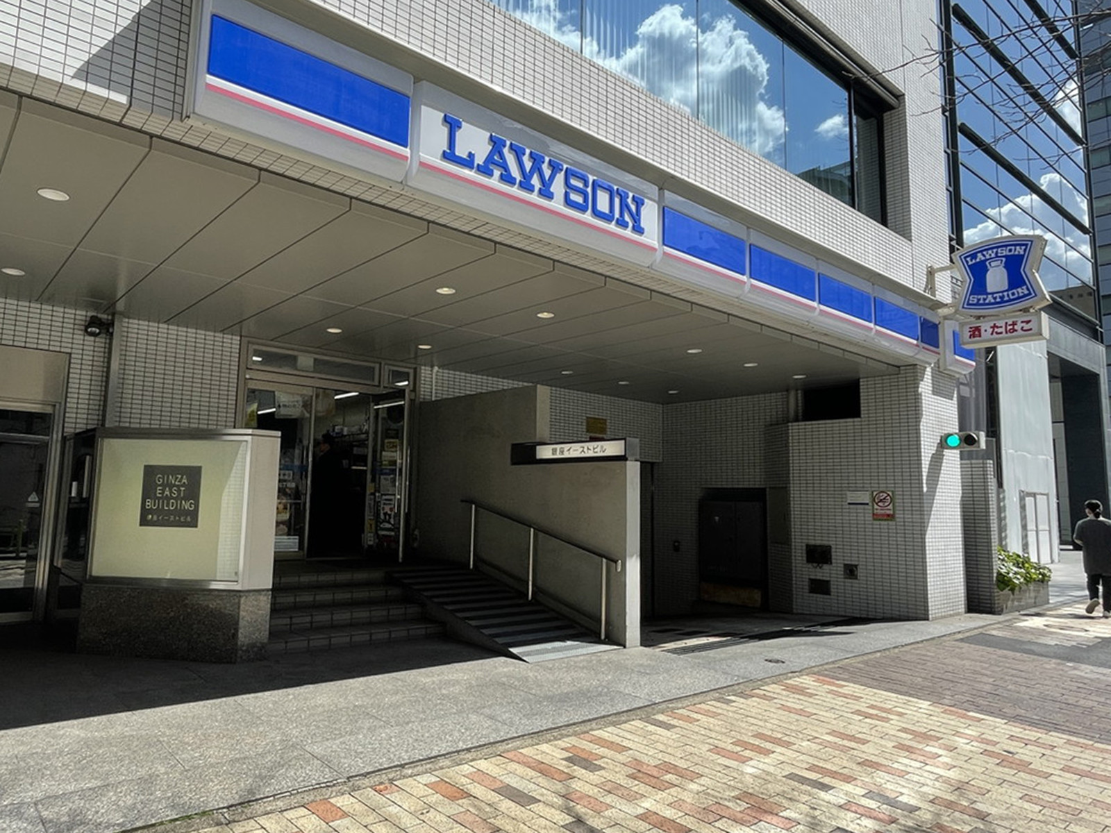 徒歩1分のローソン 銀座7丁目店