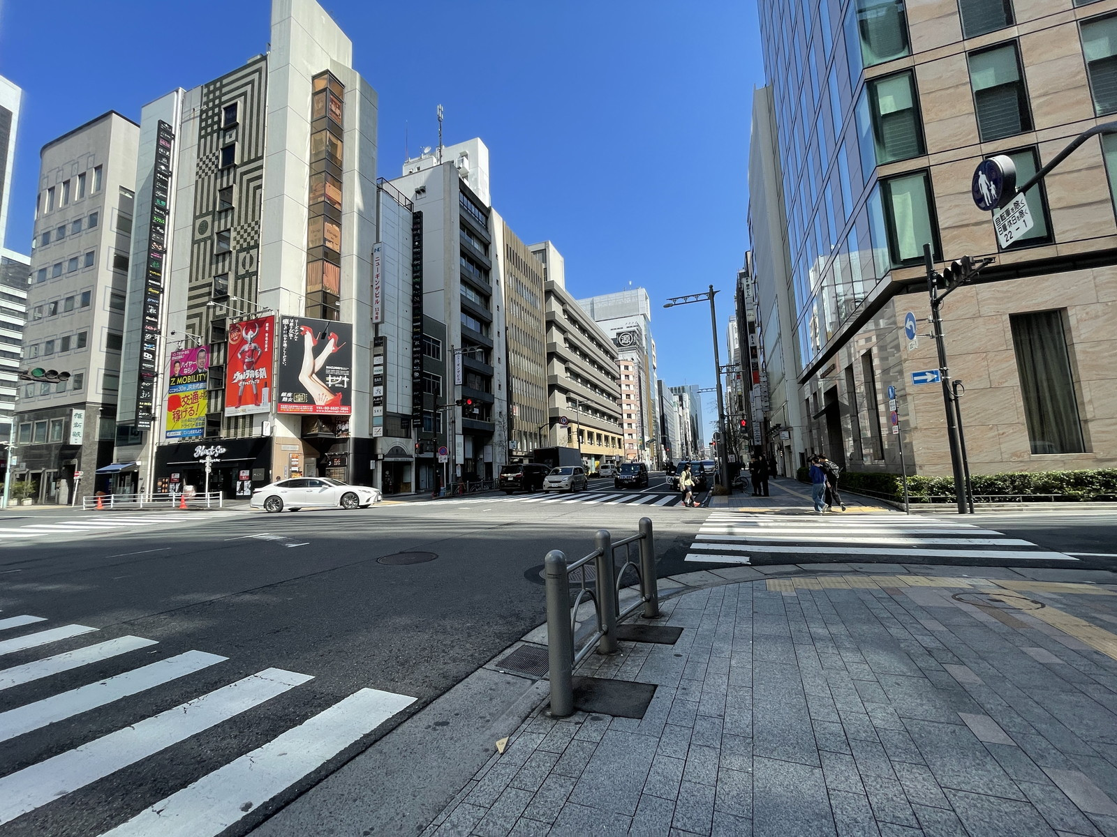 DKビル前面の通り