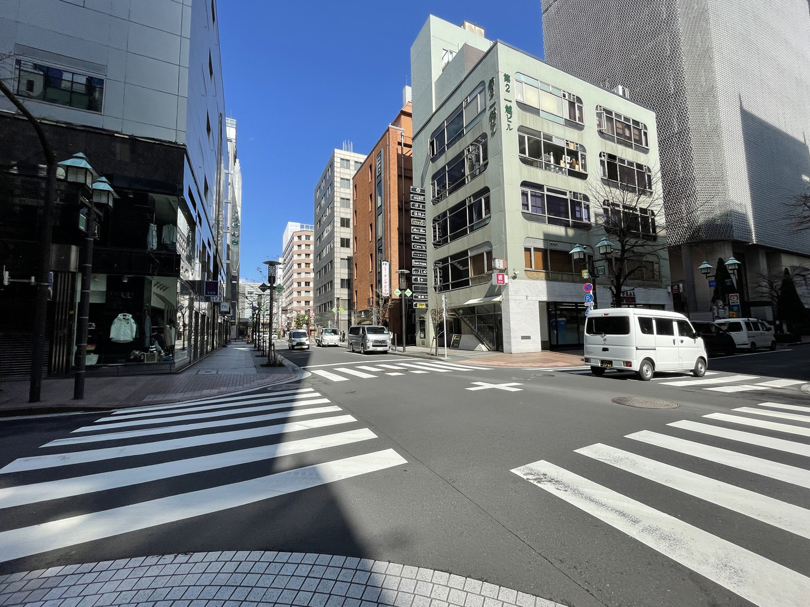 河北新報ビル前面の通り