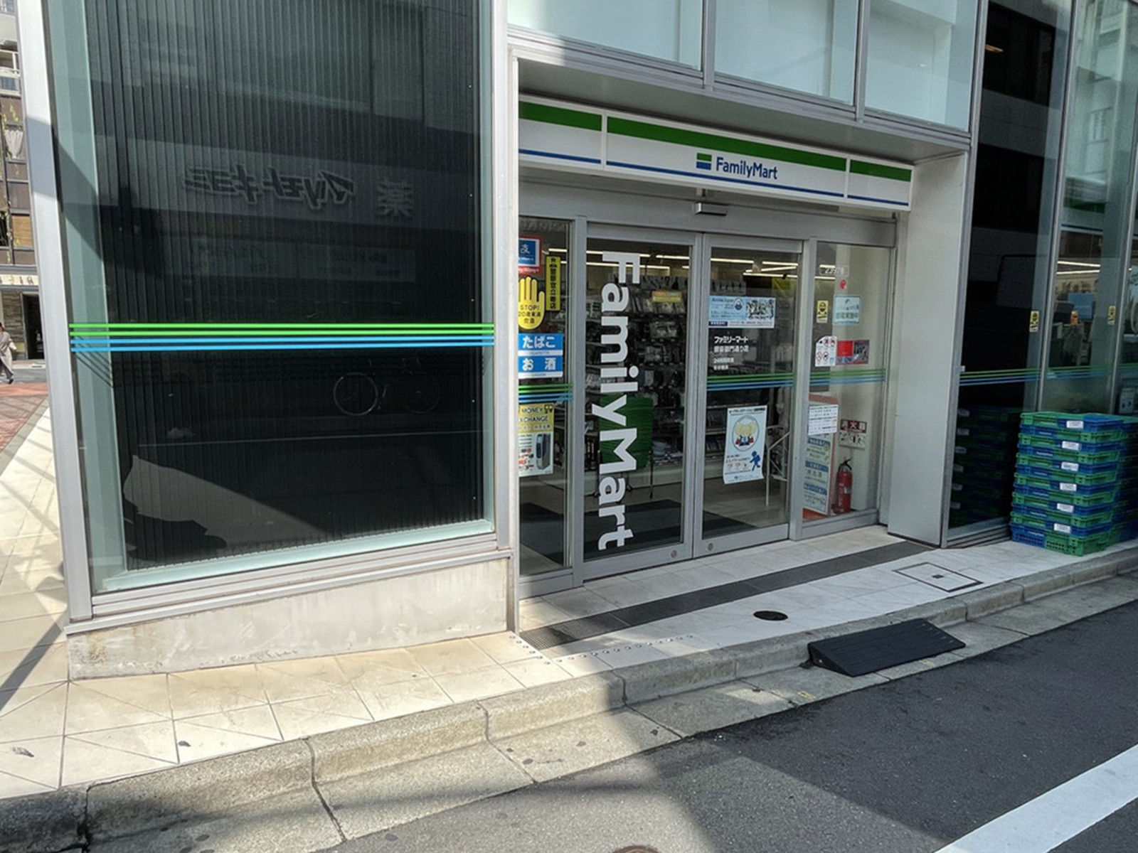 徒歩1分のファミリーマート 銀座御門通り店