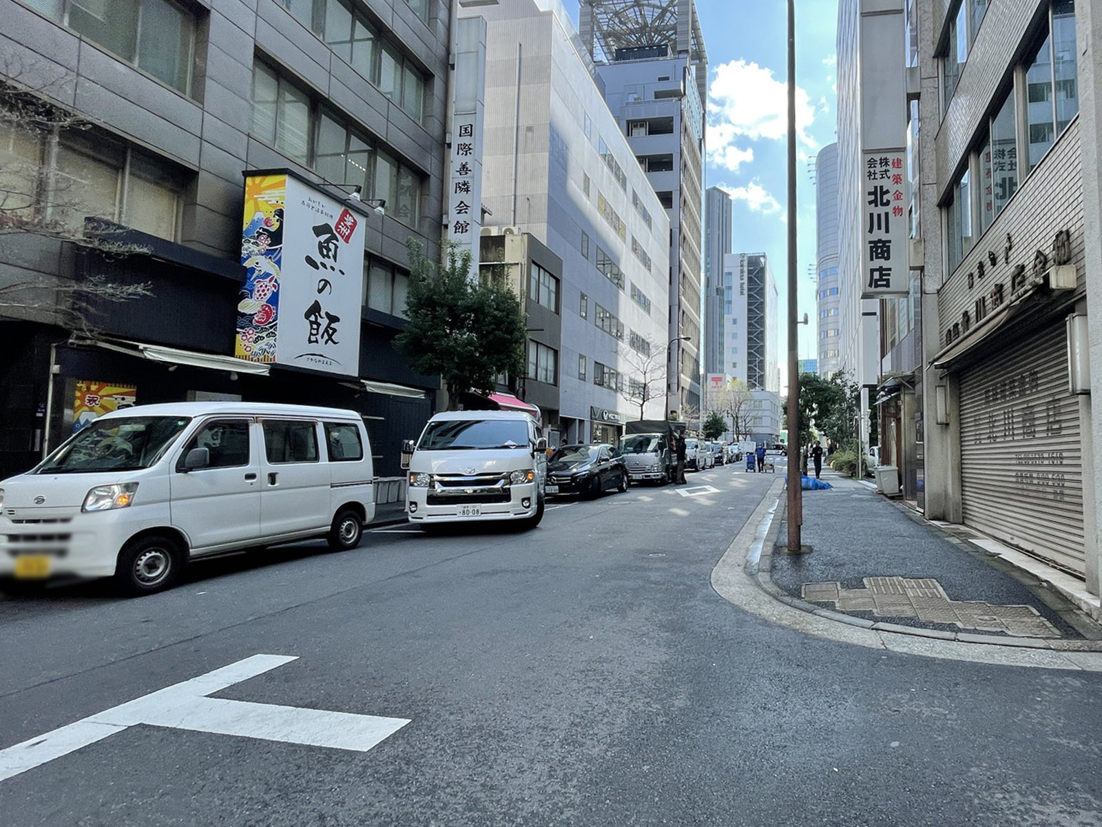 新橋二光ビル前面の通り