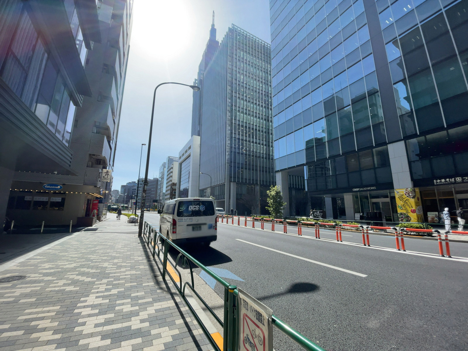 野村不動産南新宿ビル前面の通り