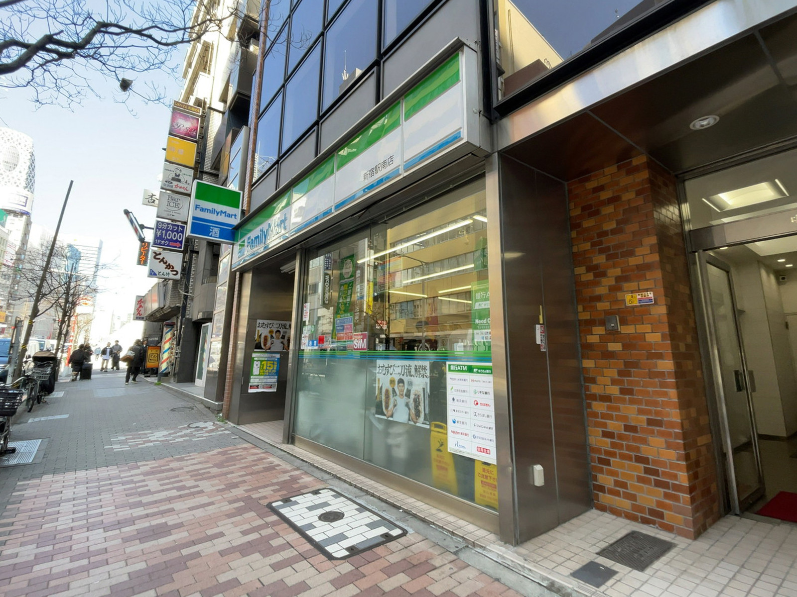 徒歩3分のファミリーマート 新宿駅南店