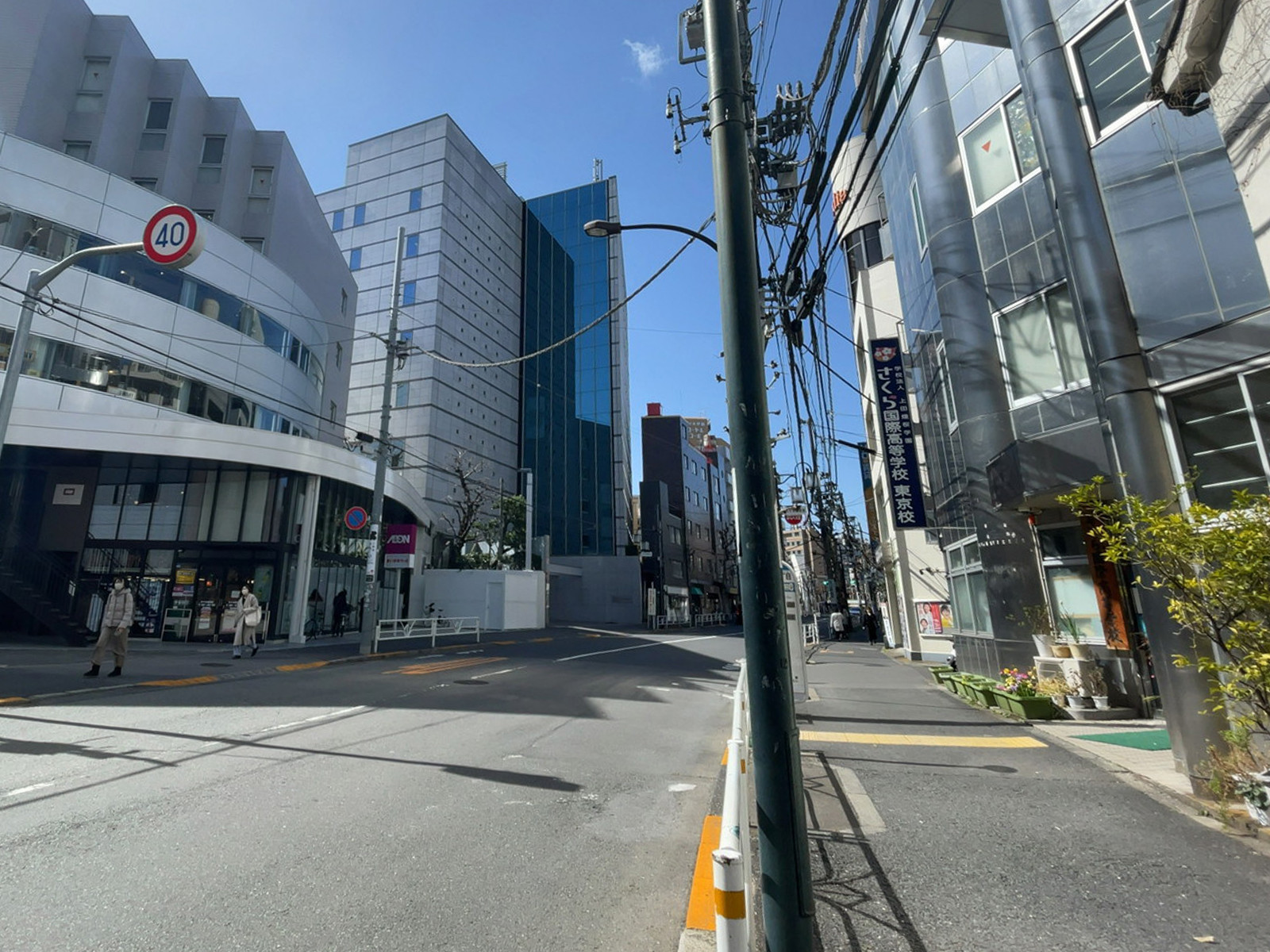 光ビル前面の通り