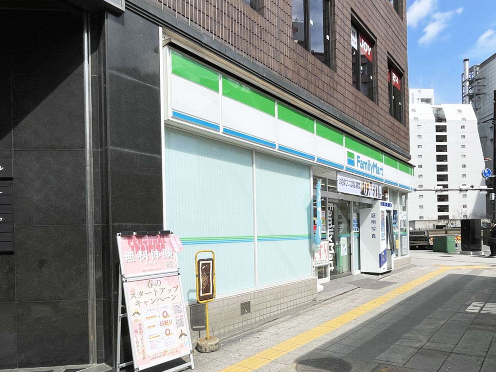 同じ通りにあるファミリーマート 谷町三丁目店