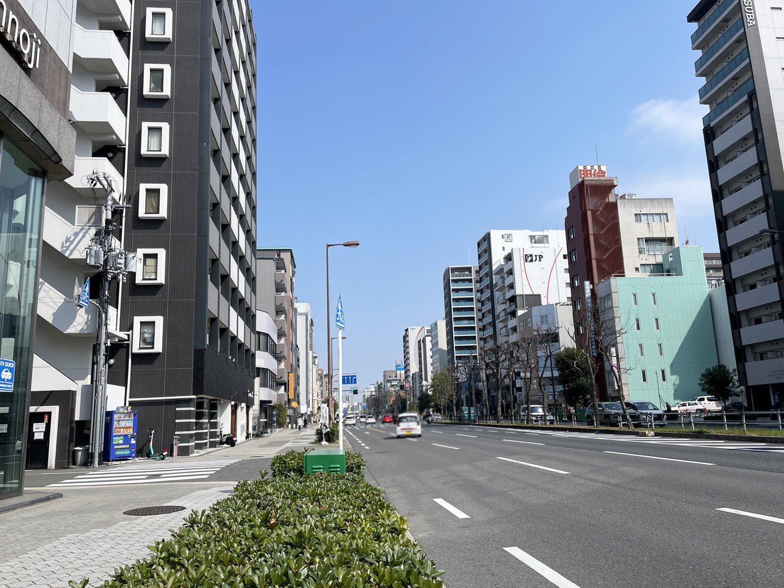 アイリス大阪ビル前面の通り