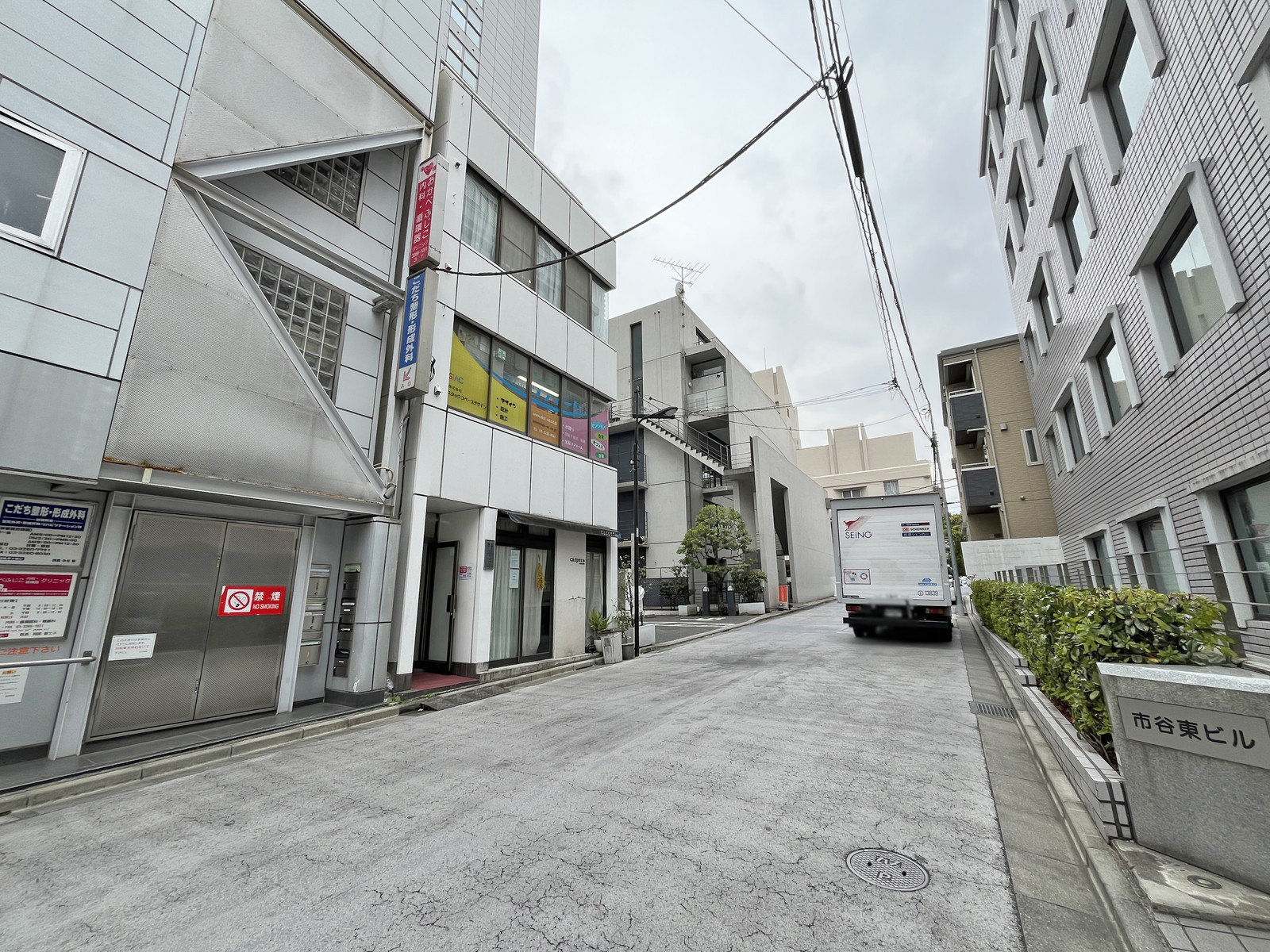 市谷東ビル前面通り