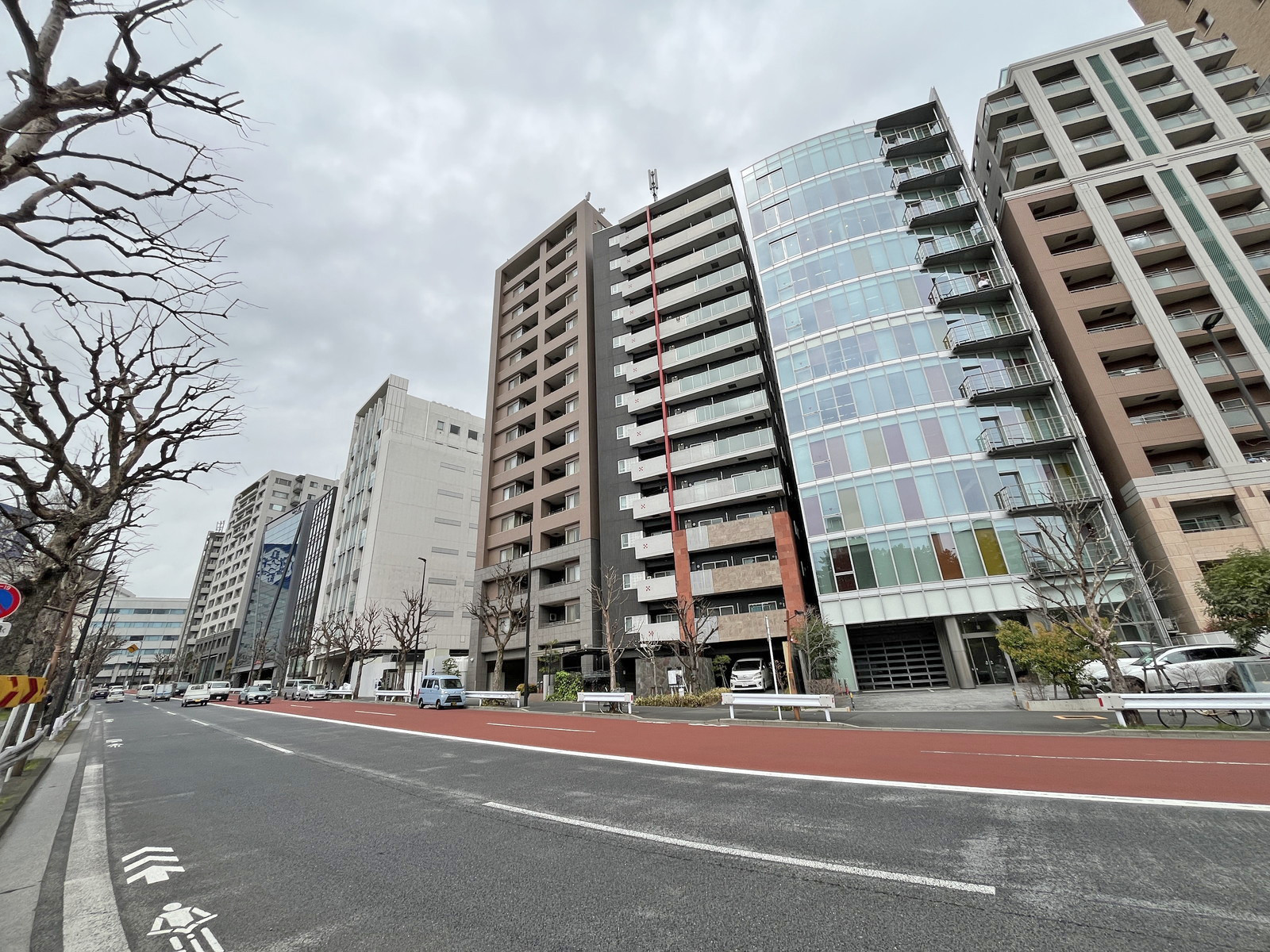 外濠スカイビル前面の外堀通り