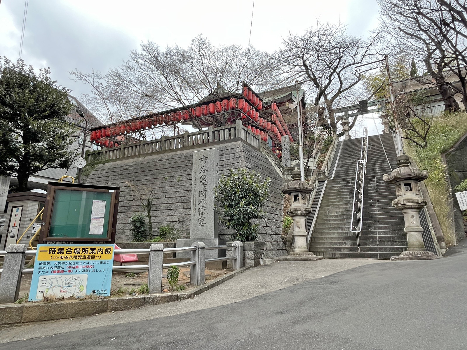 近くの市谷亀岡八幡宮