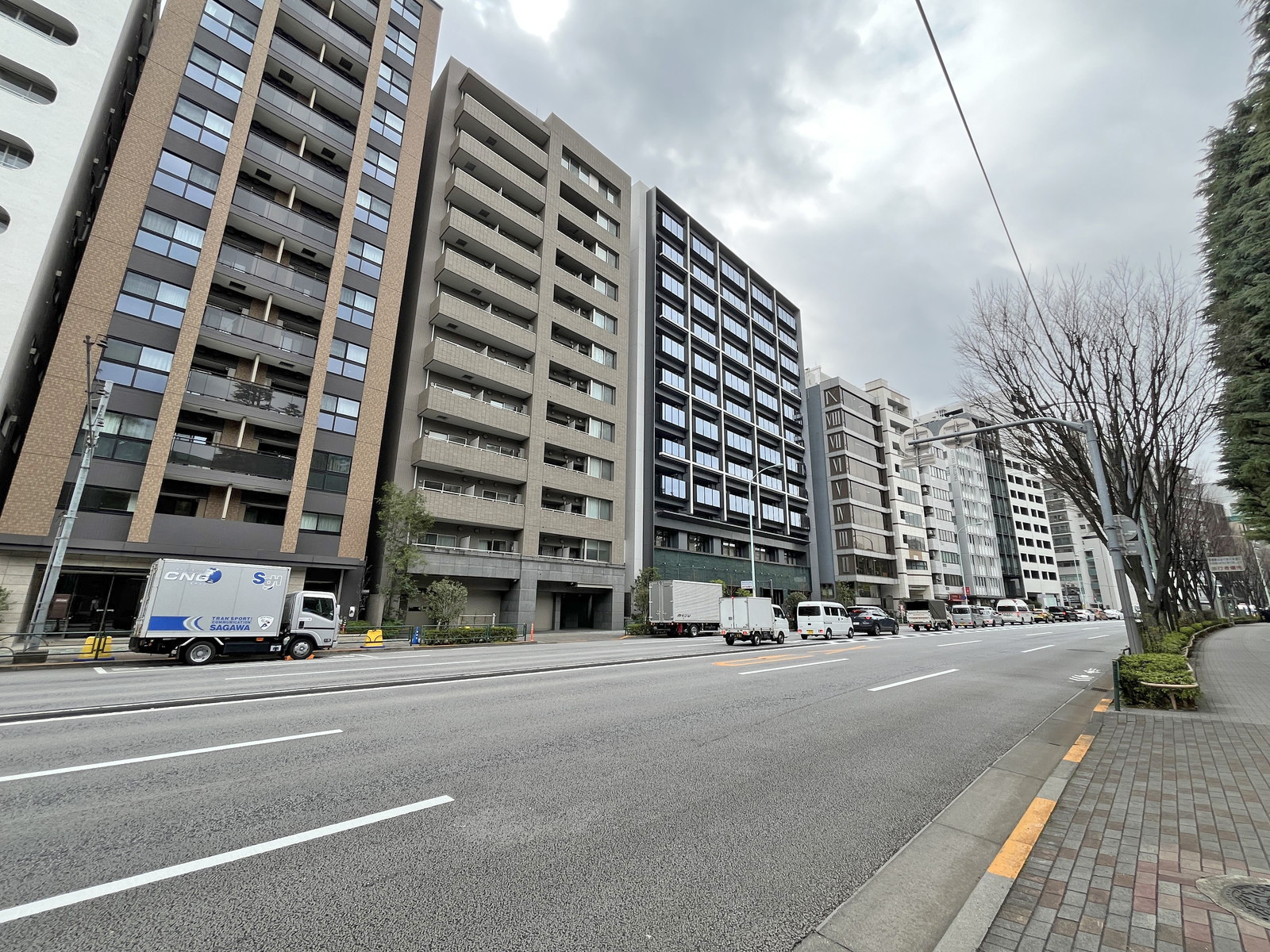 ロリエ市ヶ谷ビル前面の靖国通り