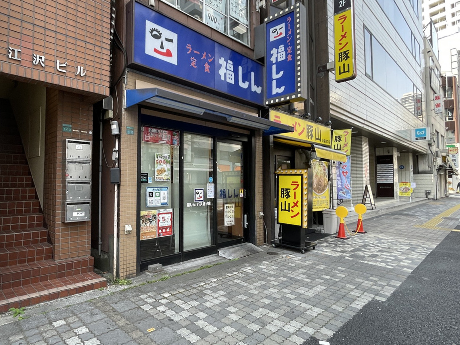 周辺には飲食店が点在