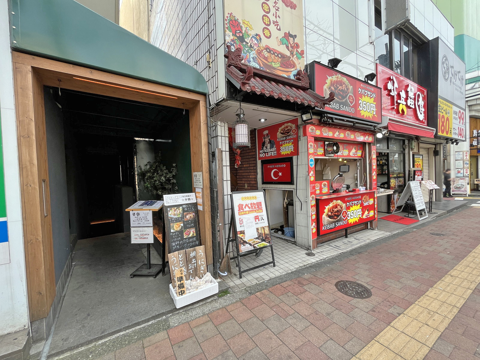 付近には飲食店が充実