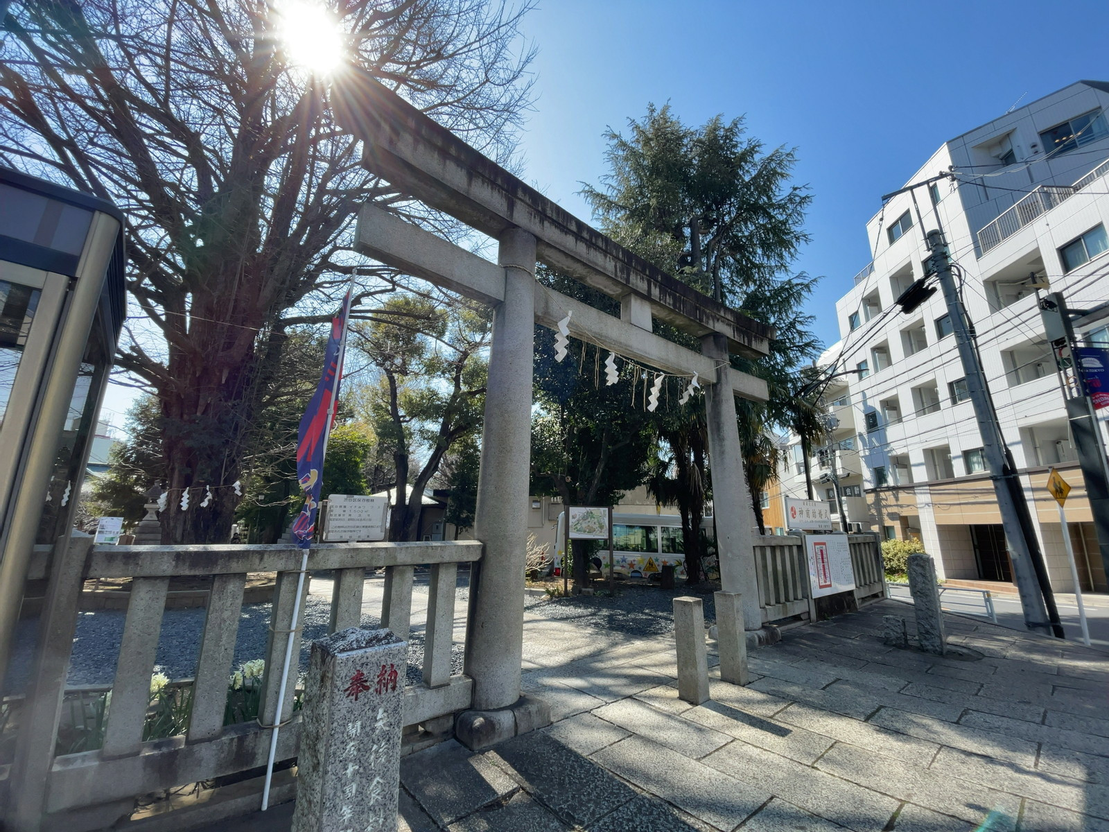 近くの鳩森八幡神社