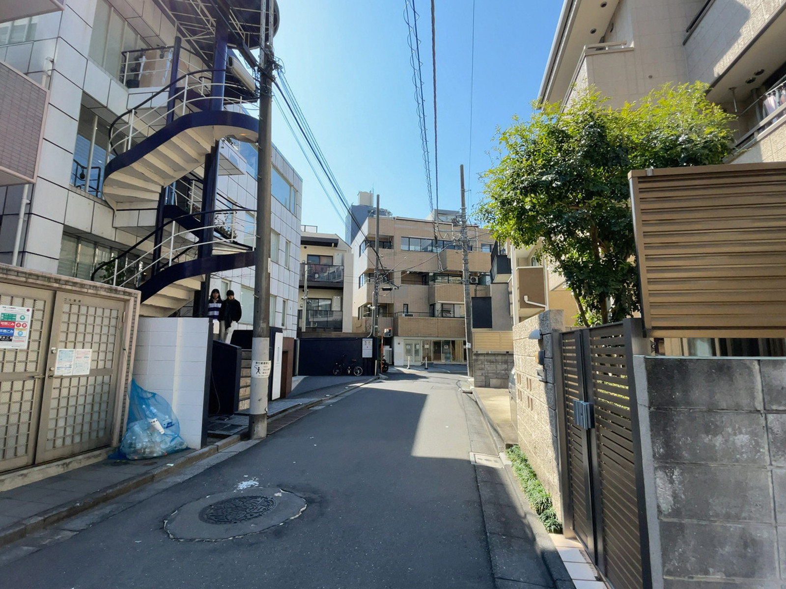 ホワイトビル前面の通り