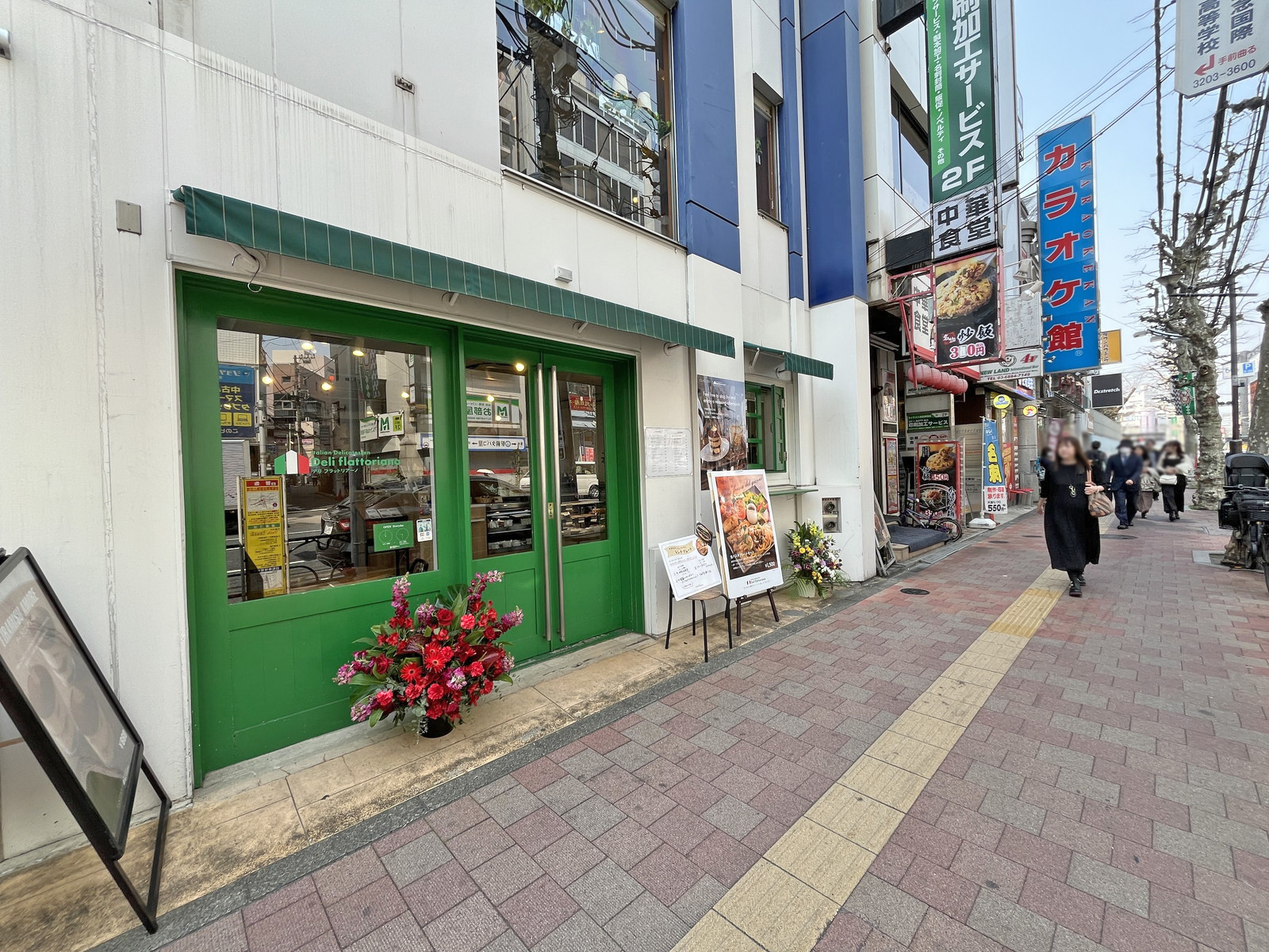 付近には飲食店が充実
