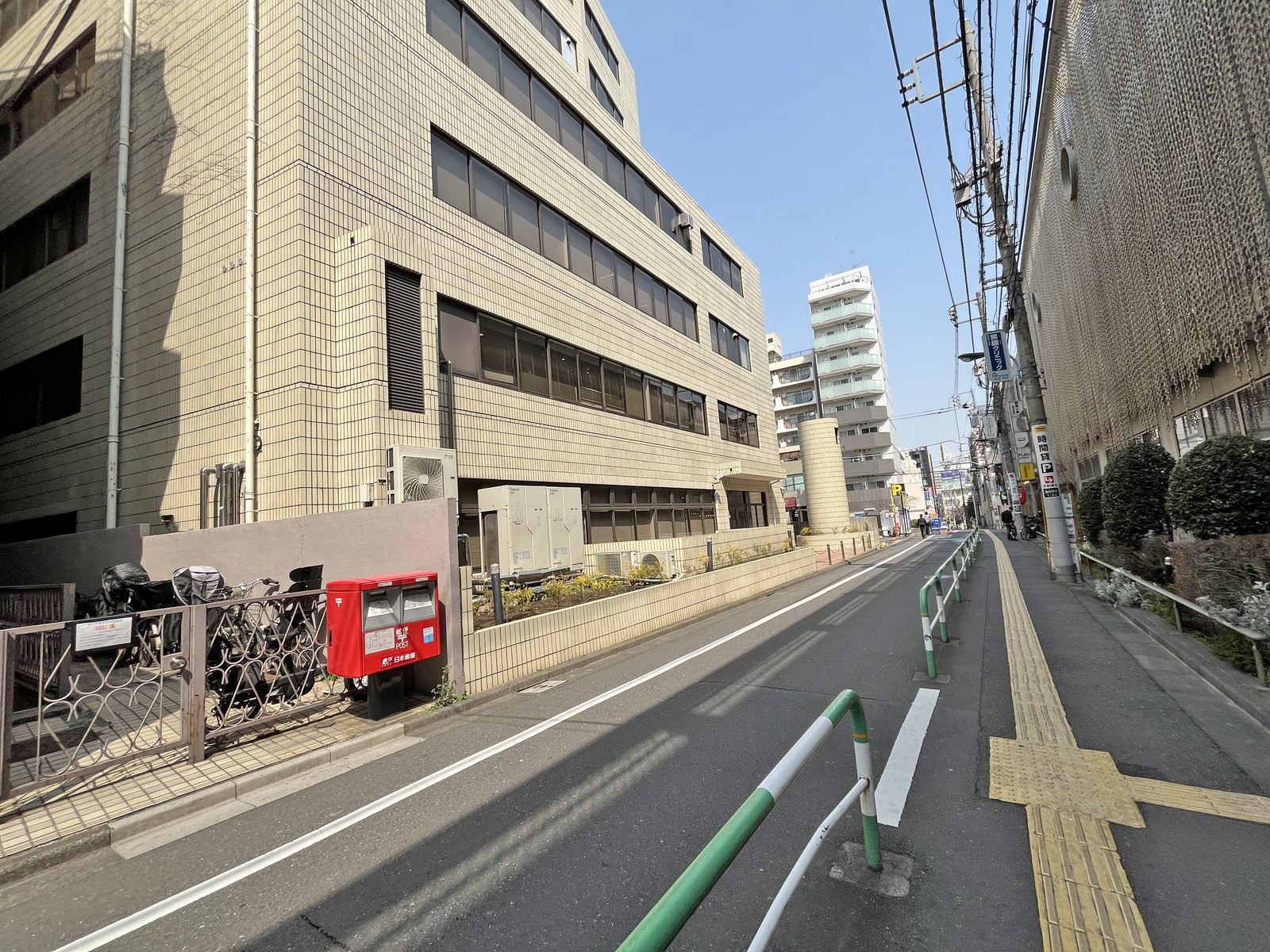 安念ビル前面通り