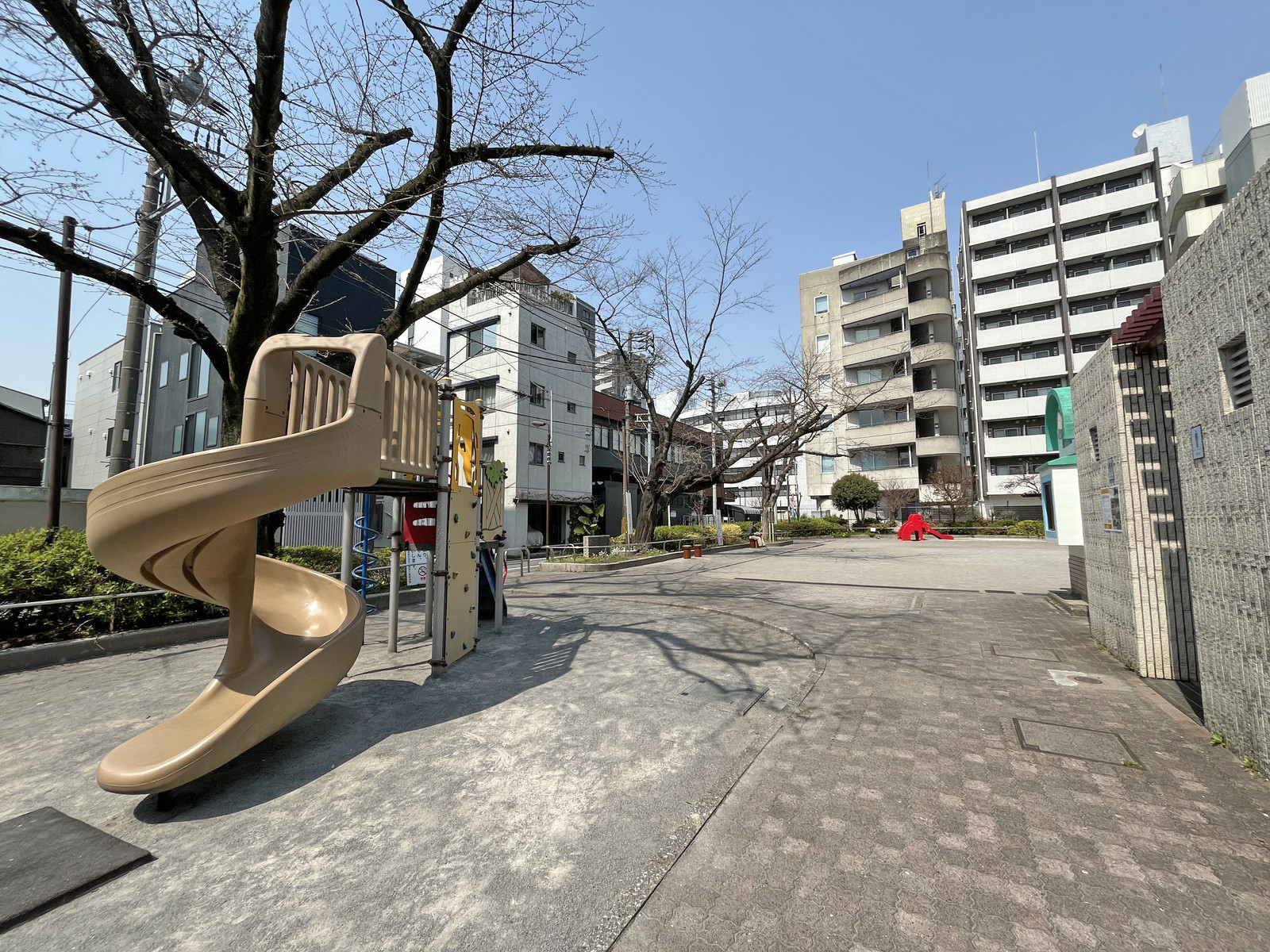 徒歩1分の豊島区立高田第三公園