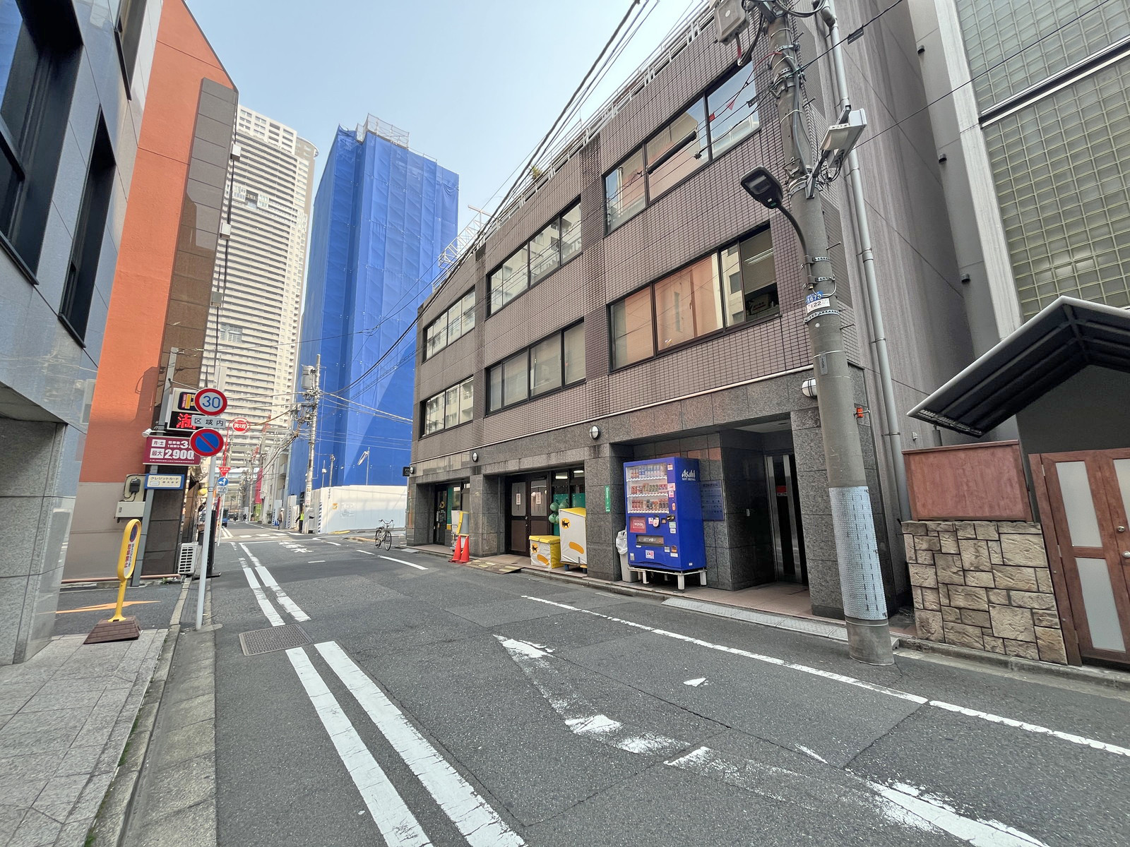 第1長谷川ビル前面通り