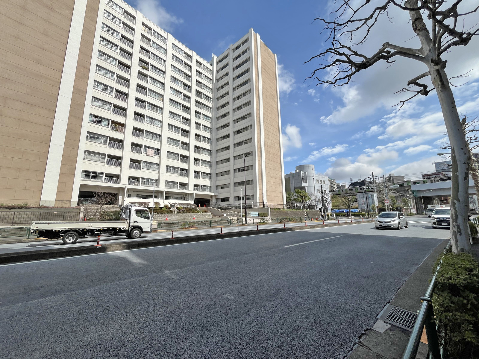 大堀ビル前面の新目白通り