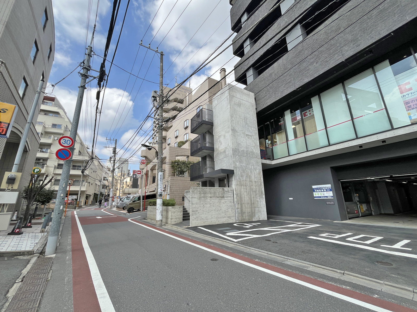 目白ジュネス前面通り