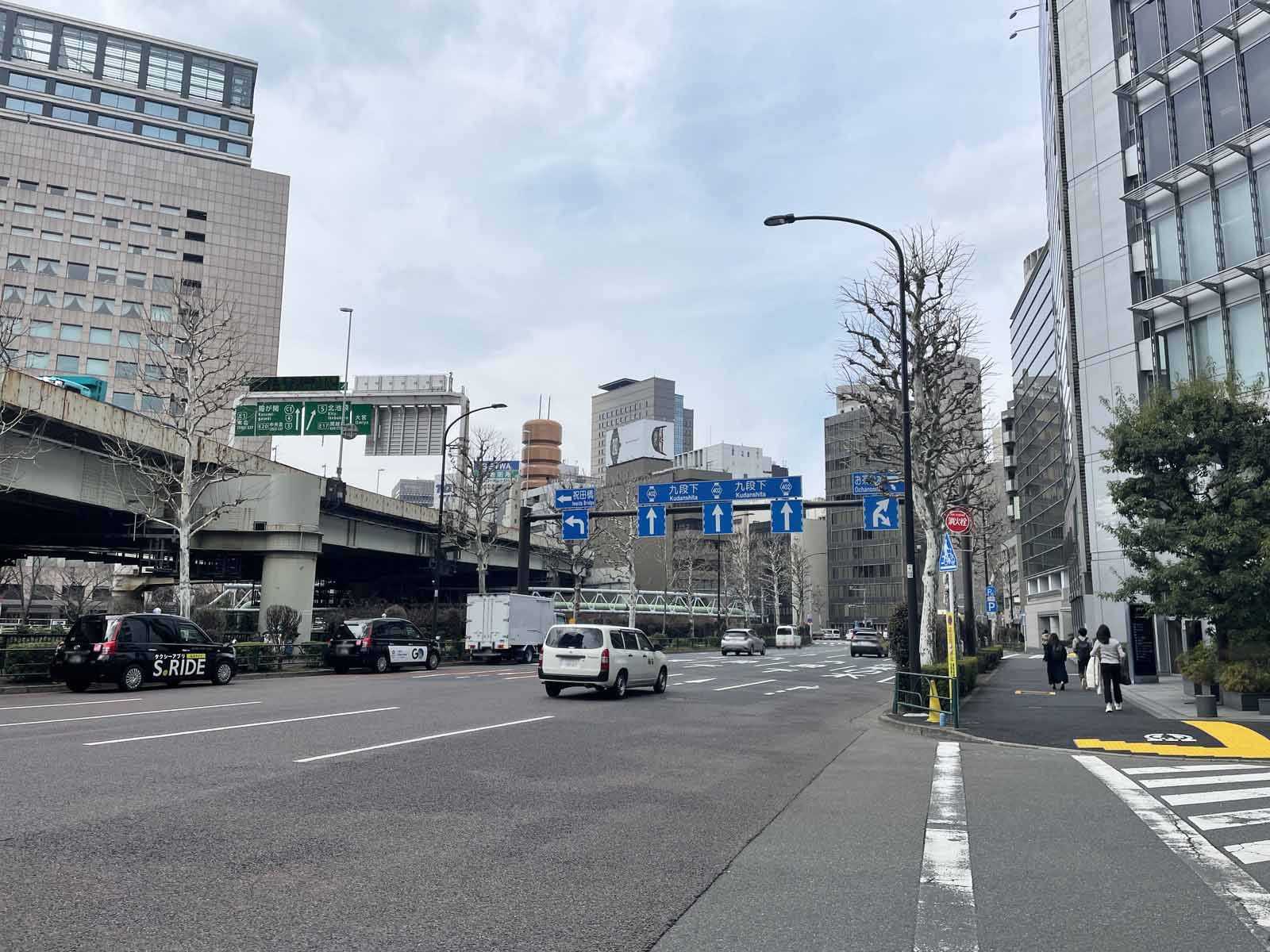 神田錦町安田ビル前面の錦町有楽町線