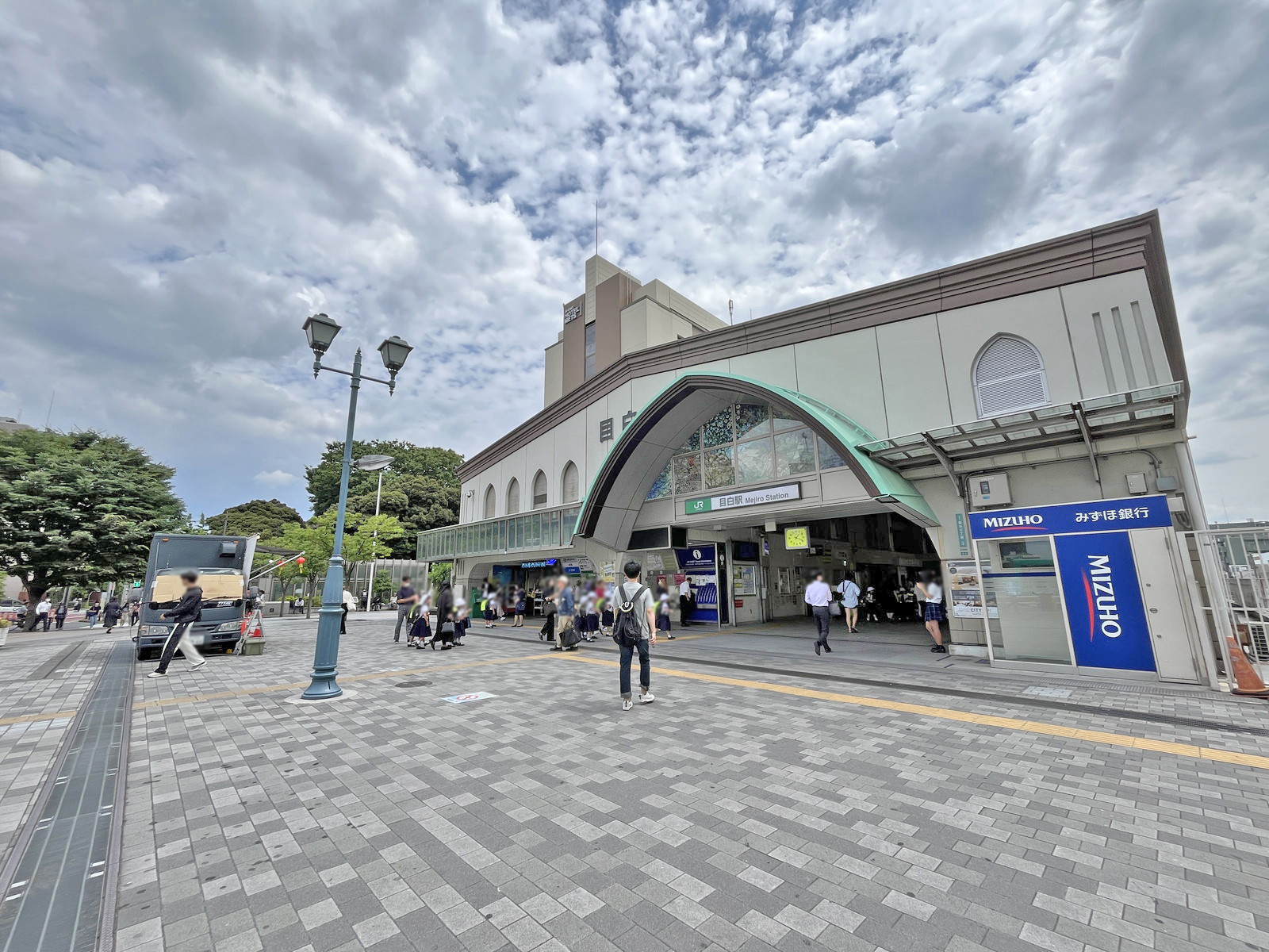 最寄りの「目白駅」