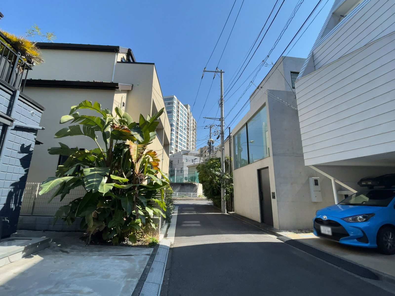 神宮前3丁目AKハウス前面の通り