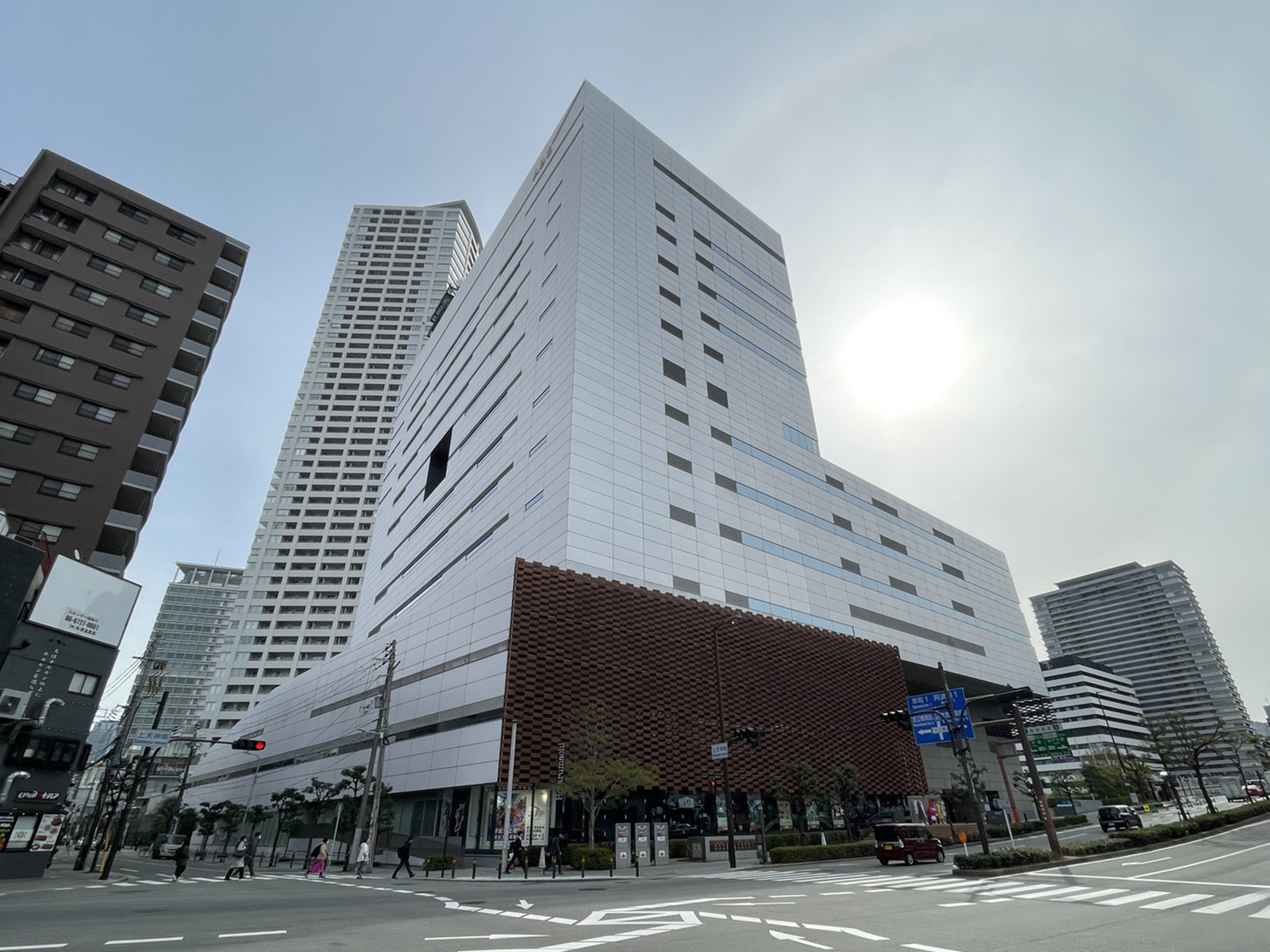 斜め向かいにあるABCホール