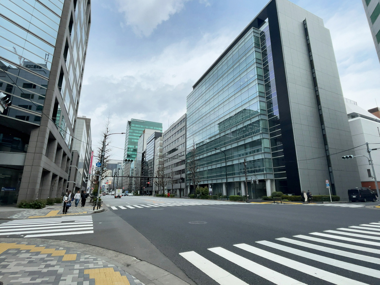 大手町モダンビルディング前面の本郷通り