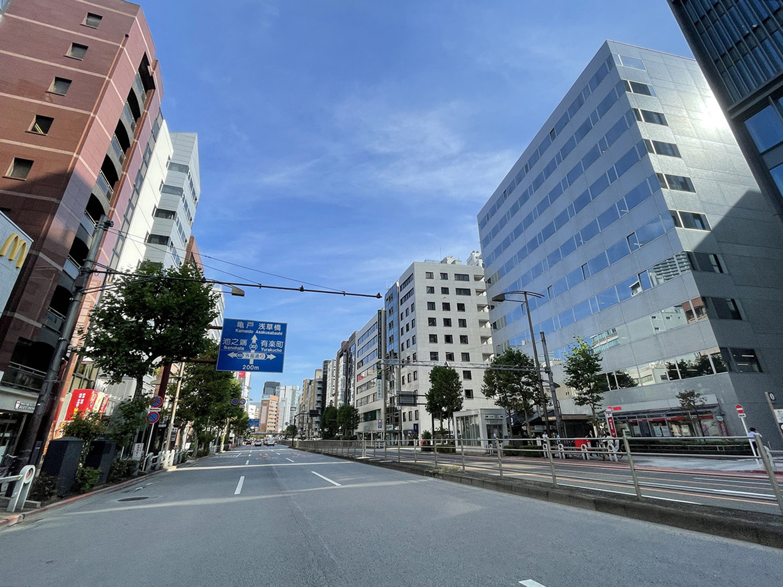 WORK VILLA MYJ KANDA前面の靖国通り