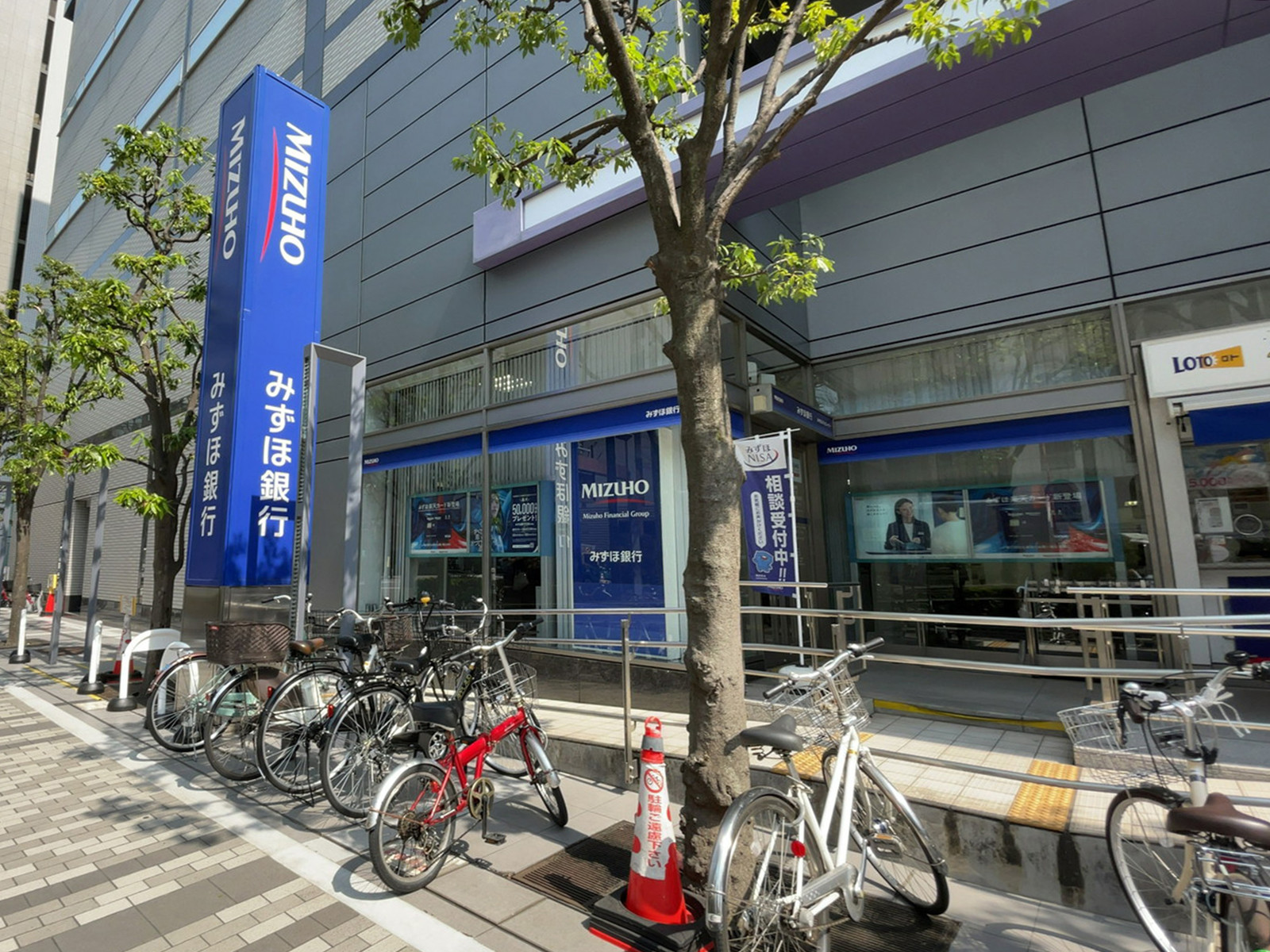 徒歩2分のみずほ銀行ATMコーナー