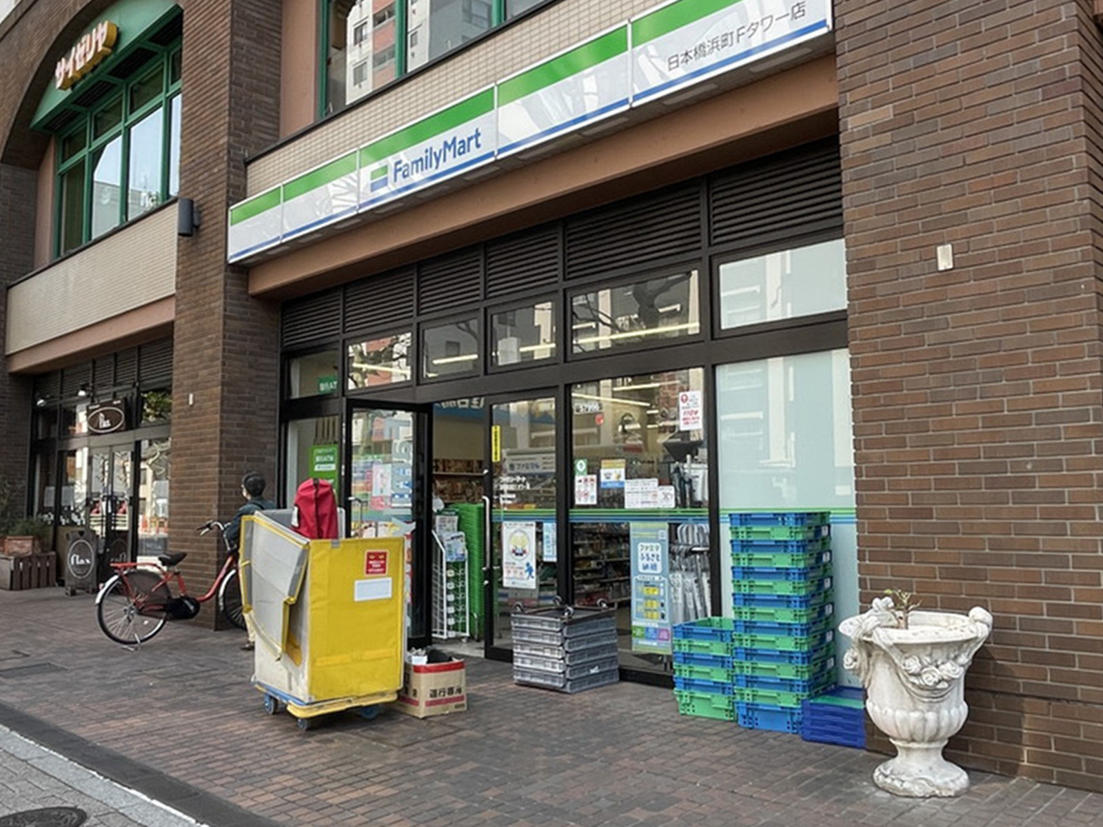 徒歩2分のファミリーマート日本橋浜町Fタワー店