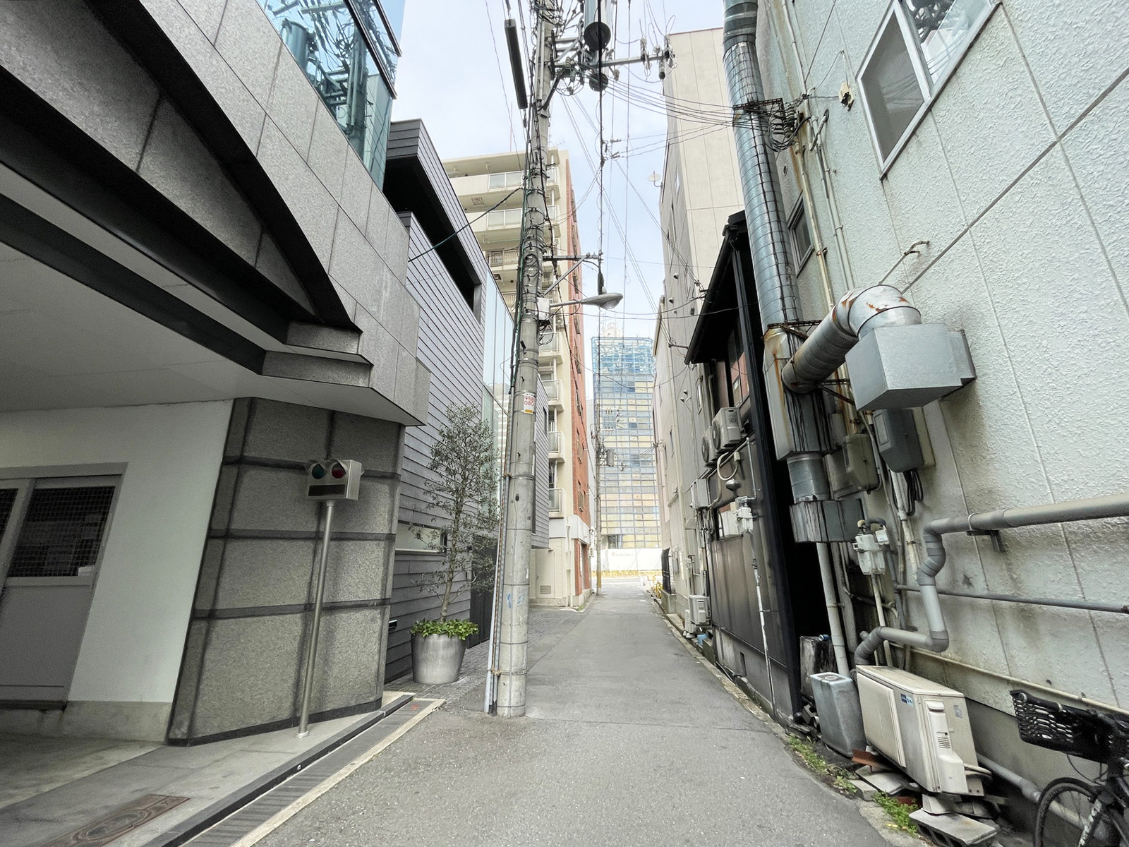 JBSL梅田ビル前面の通り