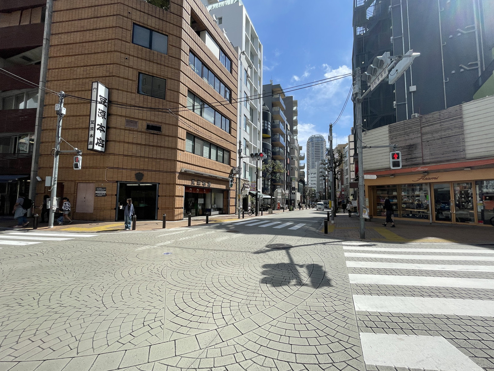 付近の麻布十番商店街