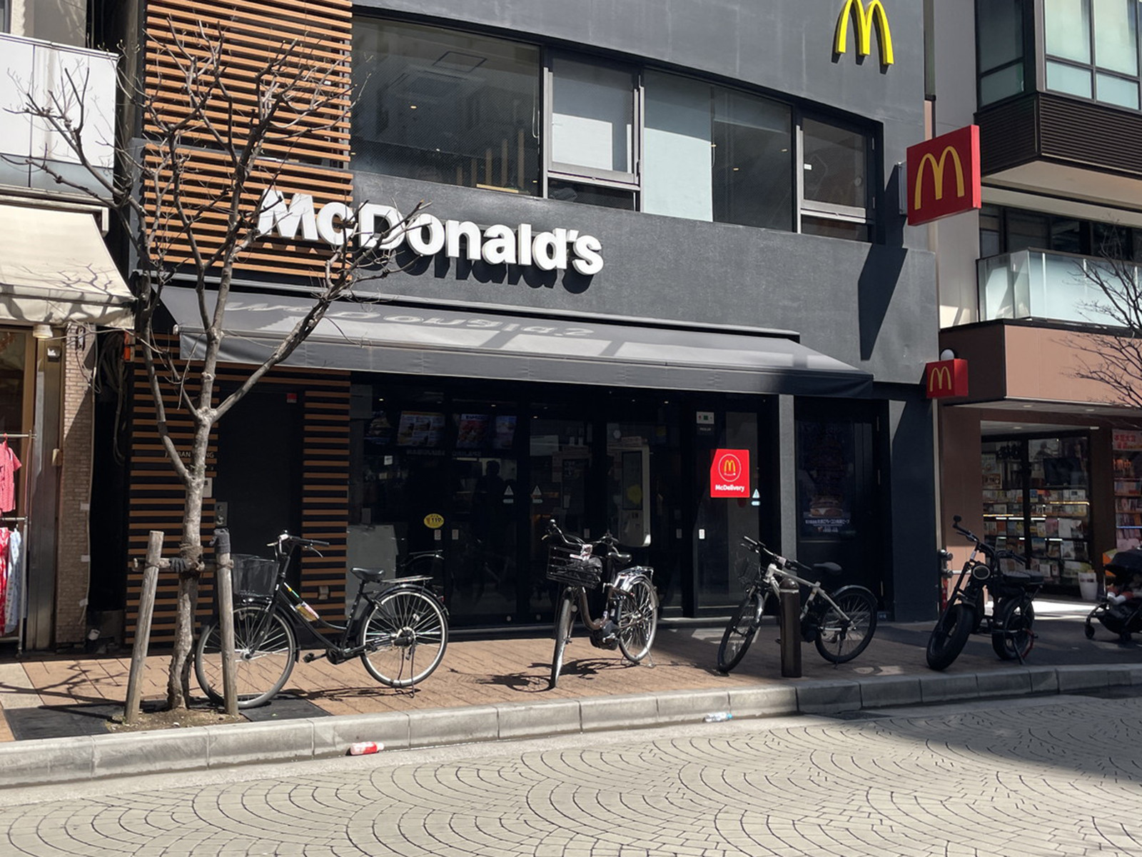 向かいのマクドナルド麻布十番店