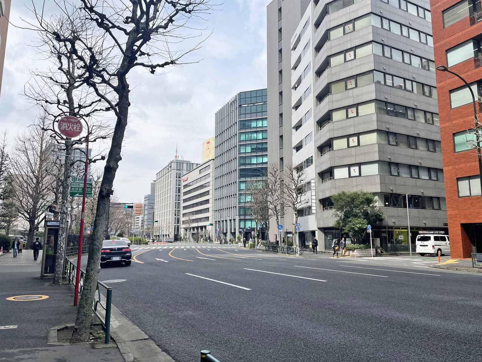 東大手ビル前面の錦町有楽町線