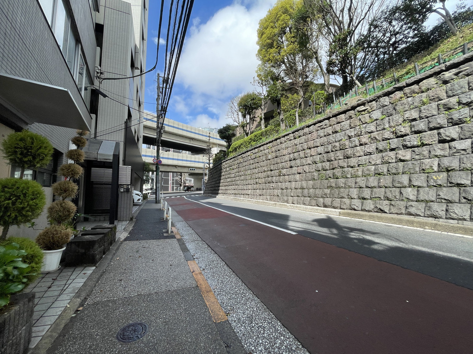 東麻布ビル前面の通り