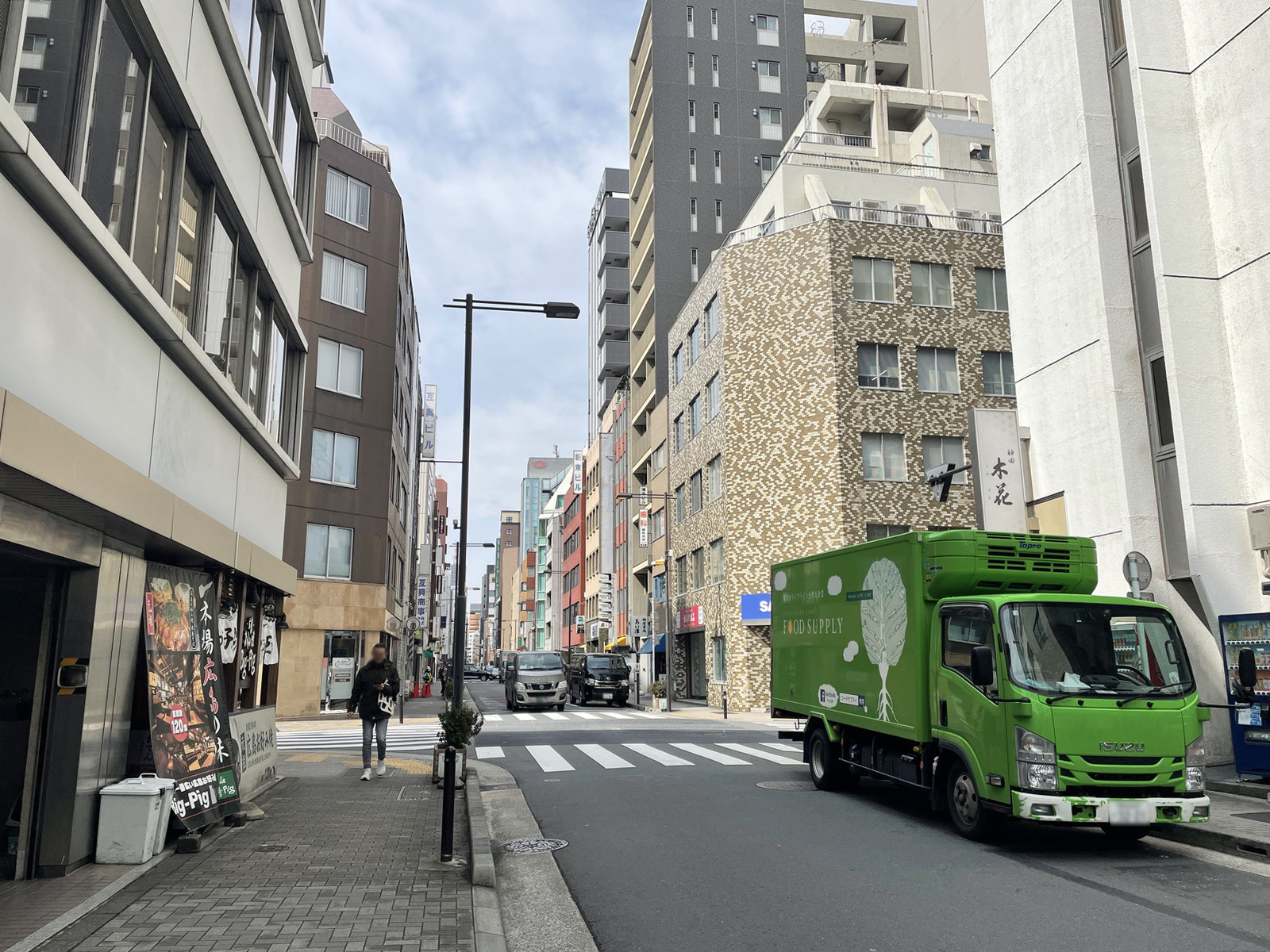 冨士エレベータービル前面の出世不動通り