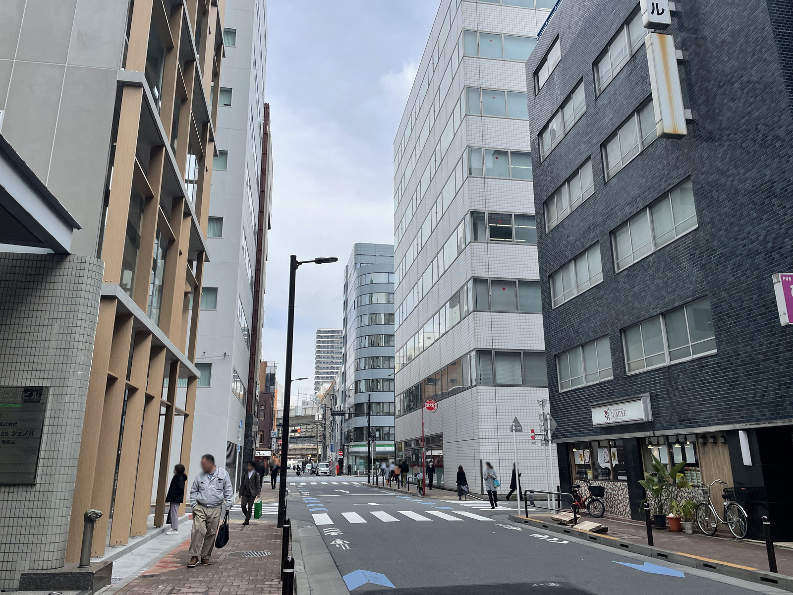 KDX神田北口ビル前面の一八通り