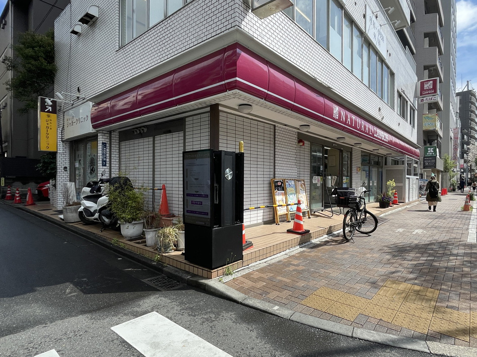 徒歩1分のナチュラルローソン東麻布3丁目店