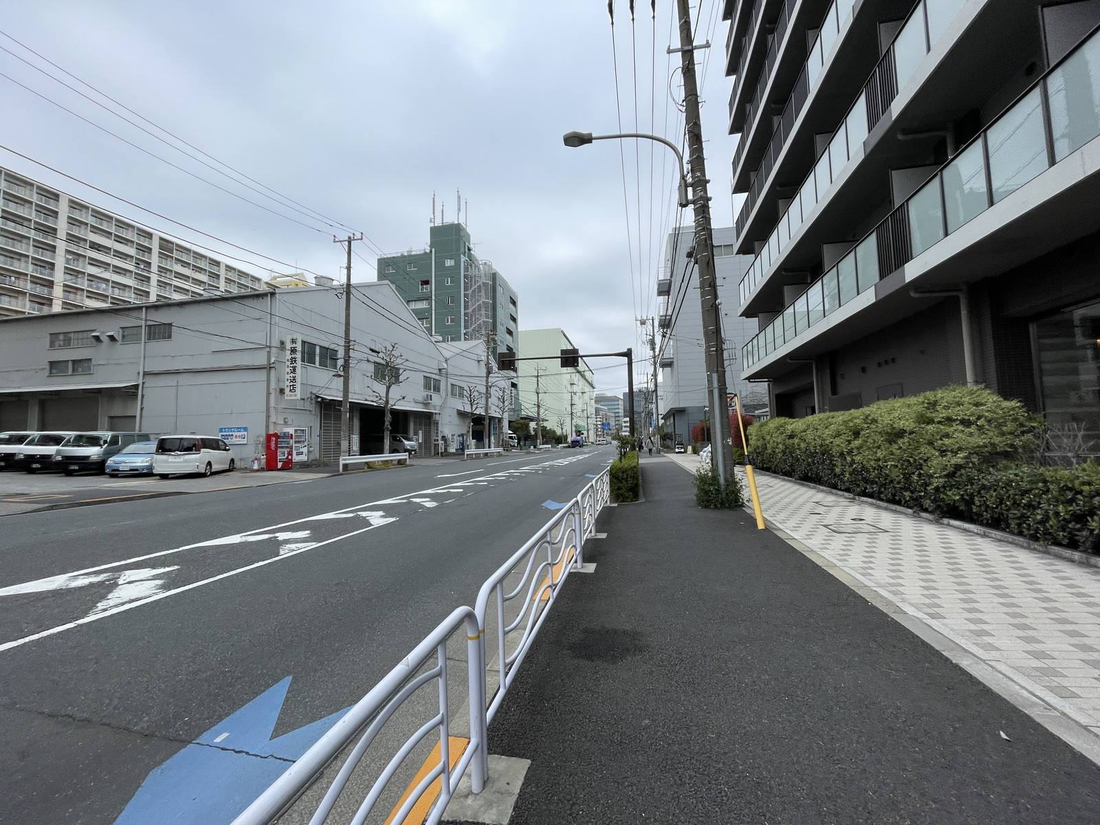東京運送協同組合江東物流センタービル前面の通り