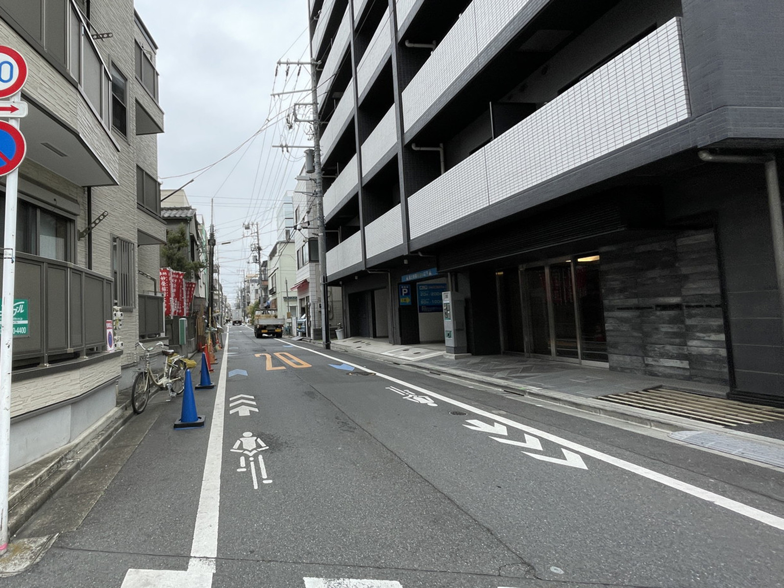 鈴木ビル前面の通り