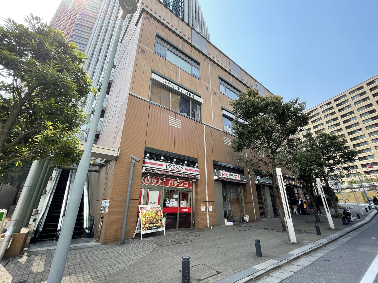 向かいには飲食店が複数入居中