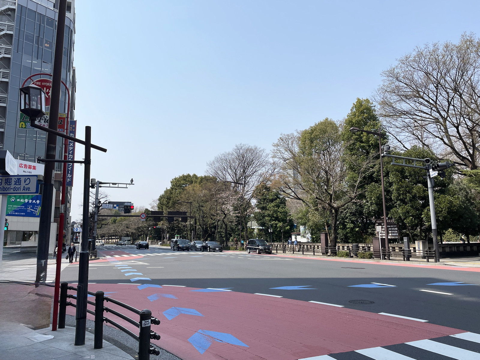 九段ビル前面の靖国通り