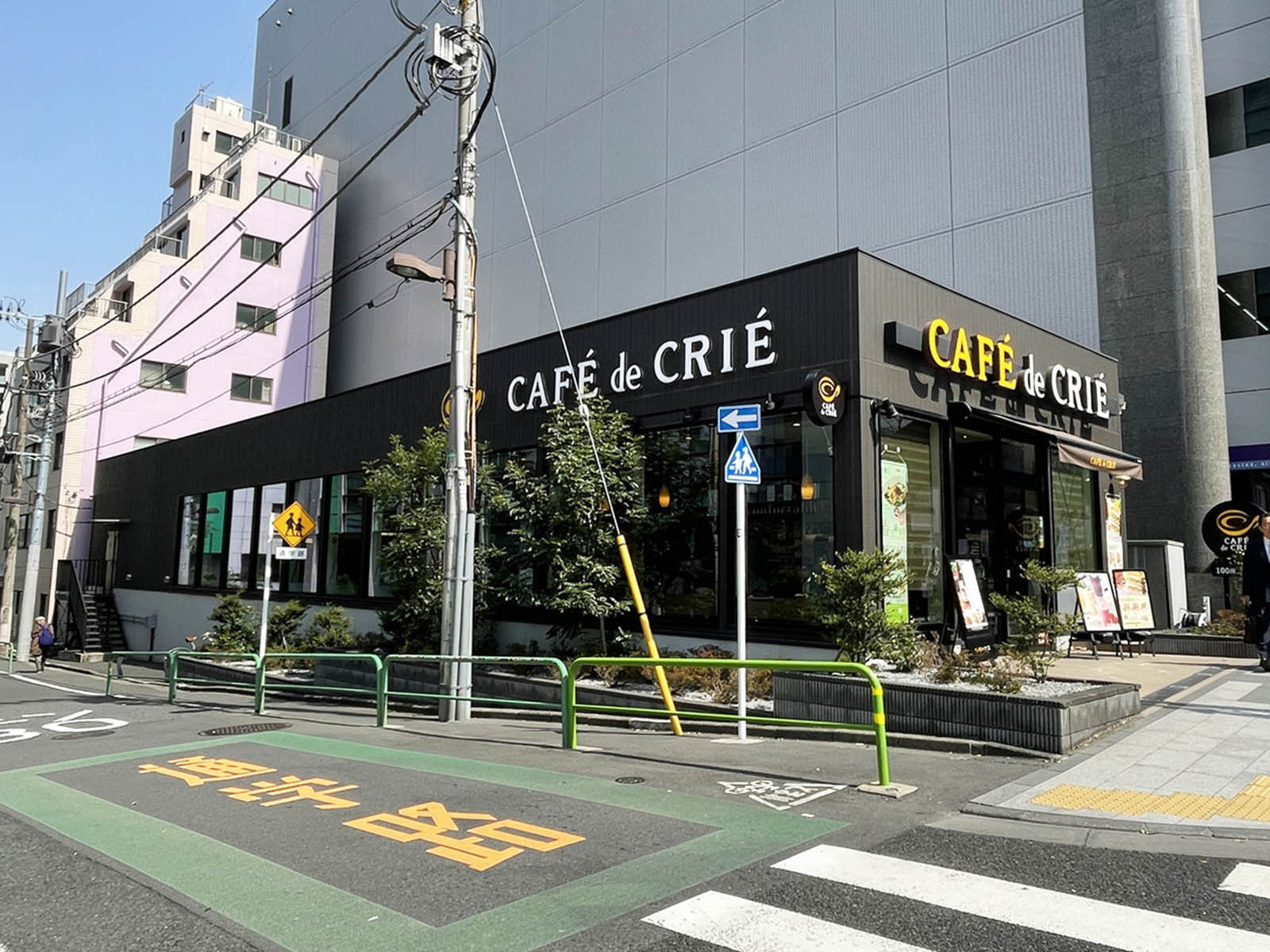 向かいのカフェ・ド・クリエ市ヶ谷東店
