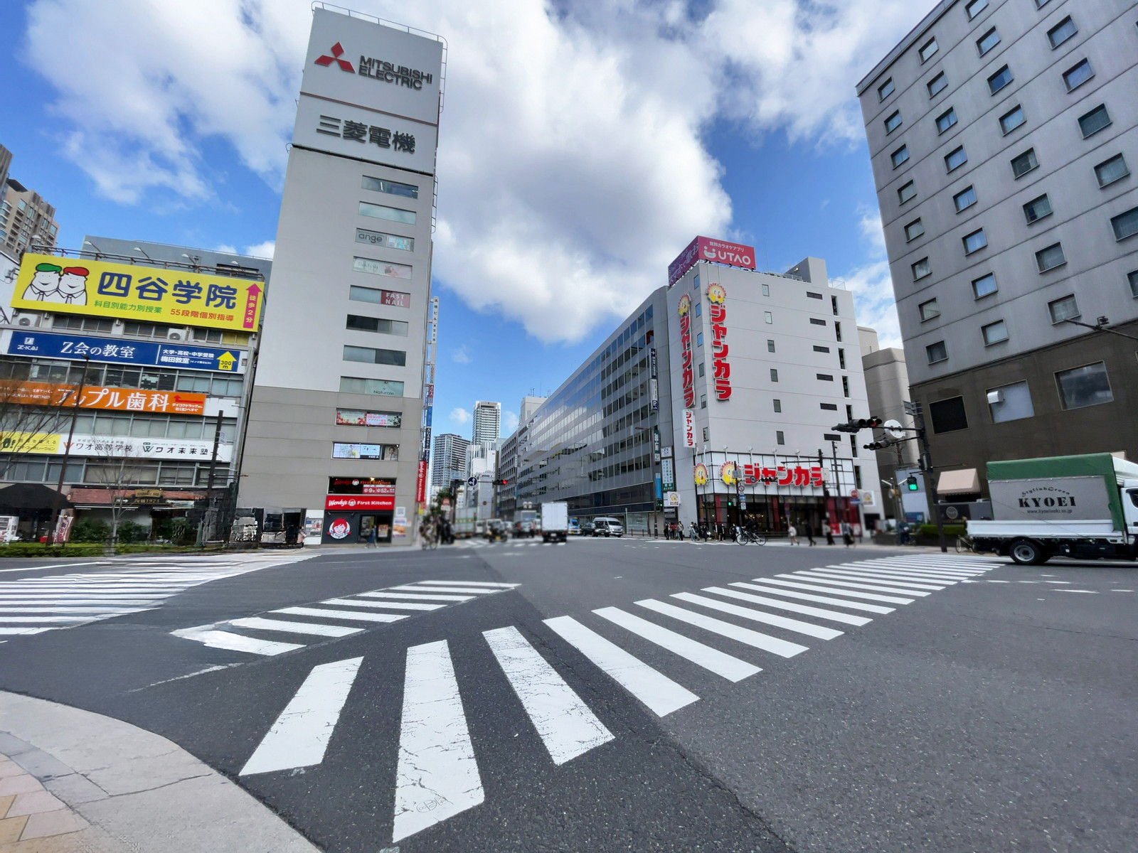 WeWork LINKS UMEDA前面の通り